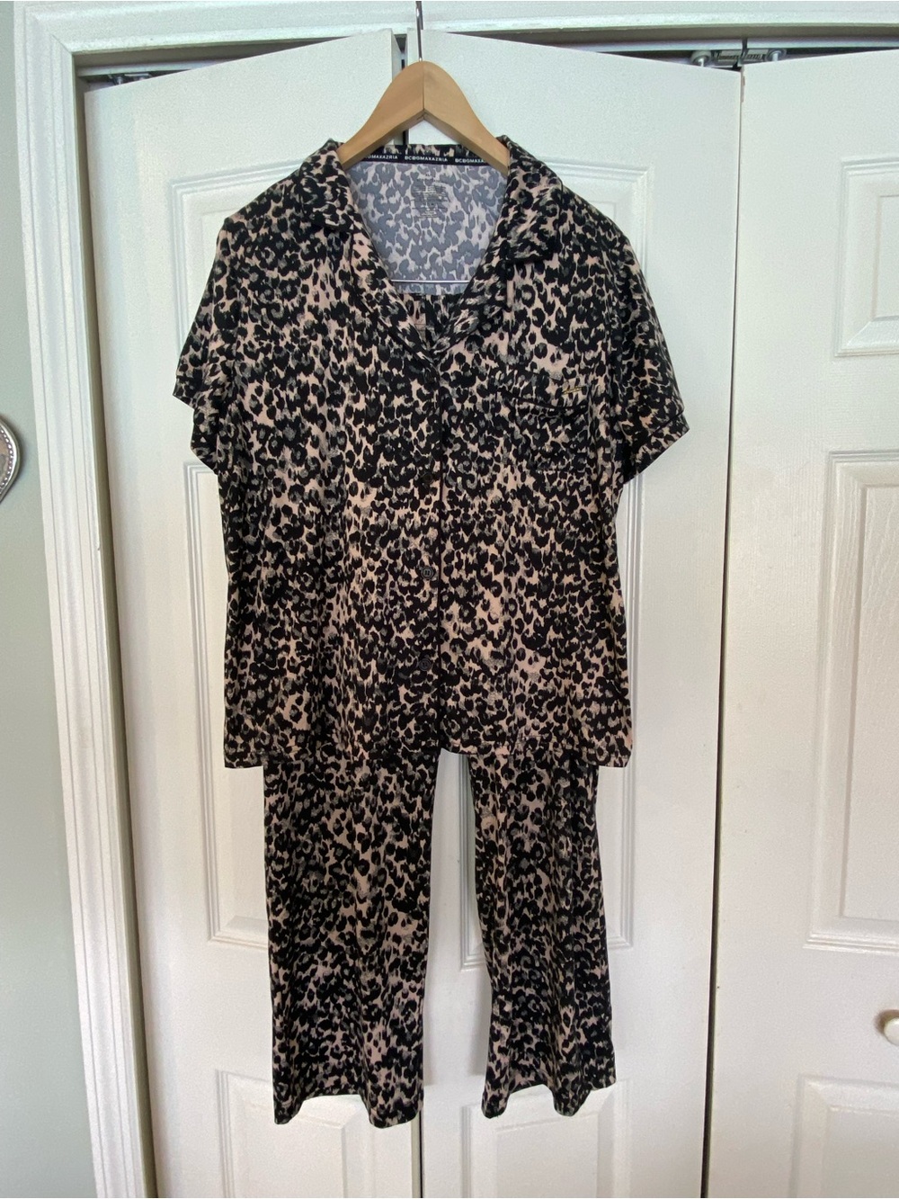 BCBGMaxAzria Gray and Cream Leopard Lounge Top